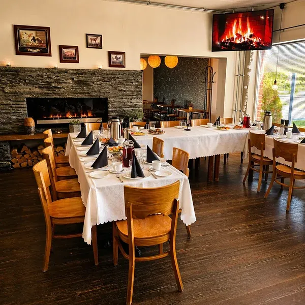 Kaetud lauad bistroo saalis