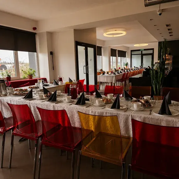 Pikk kaetud laud bistroo saalis